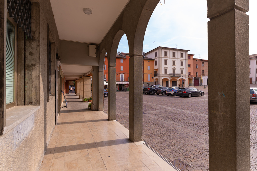 Portico che affaccia sulla piazza