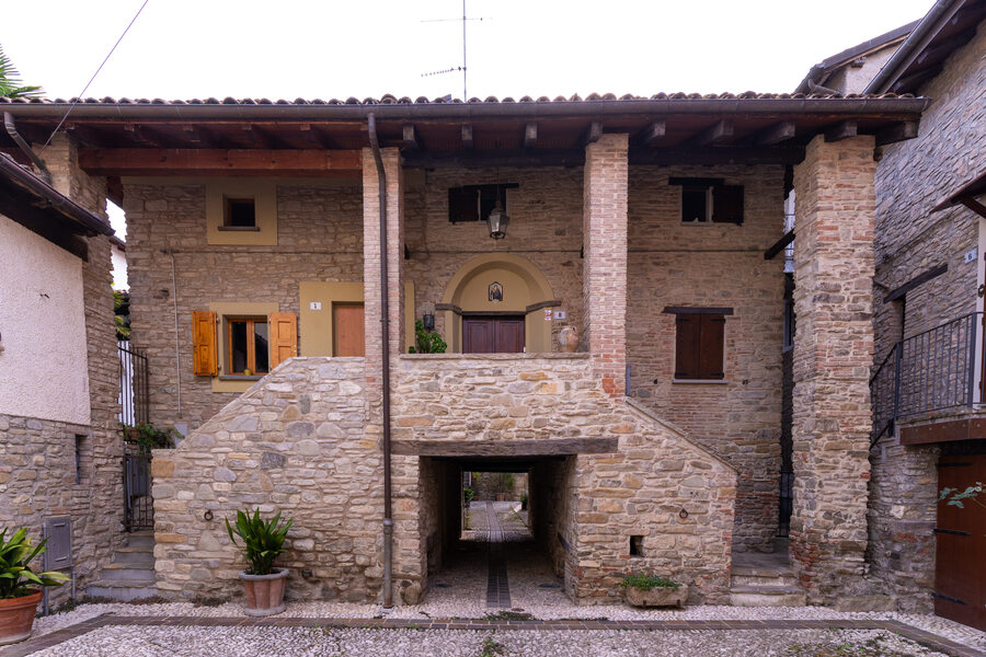 Facciata casa in pietra