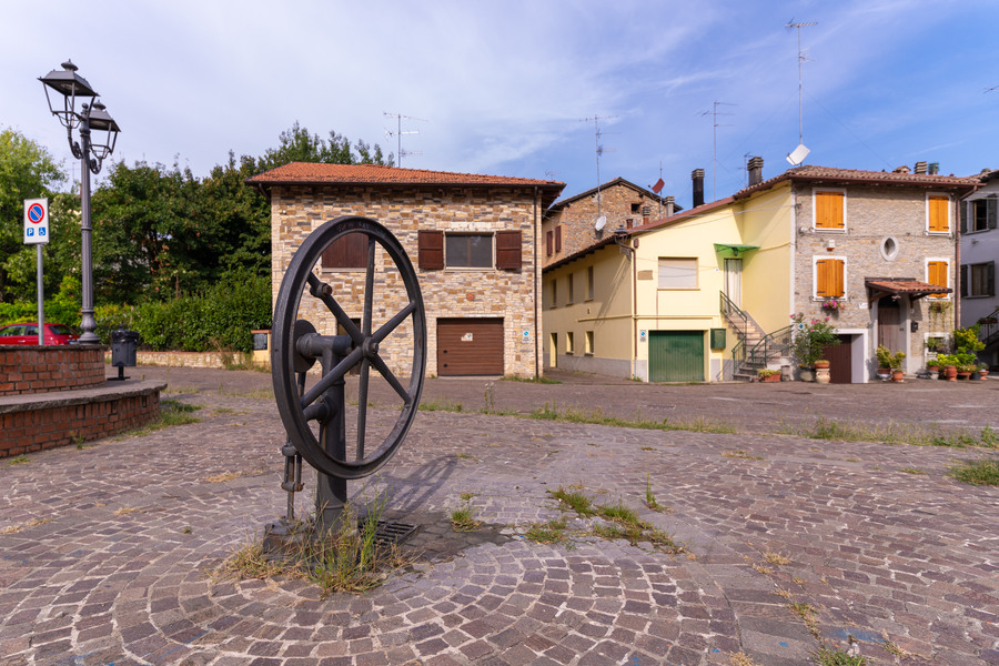 Ruota in ferro installazione nella piazzetta di Savigno