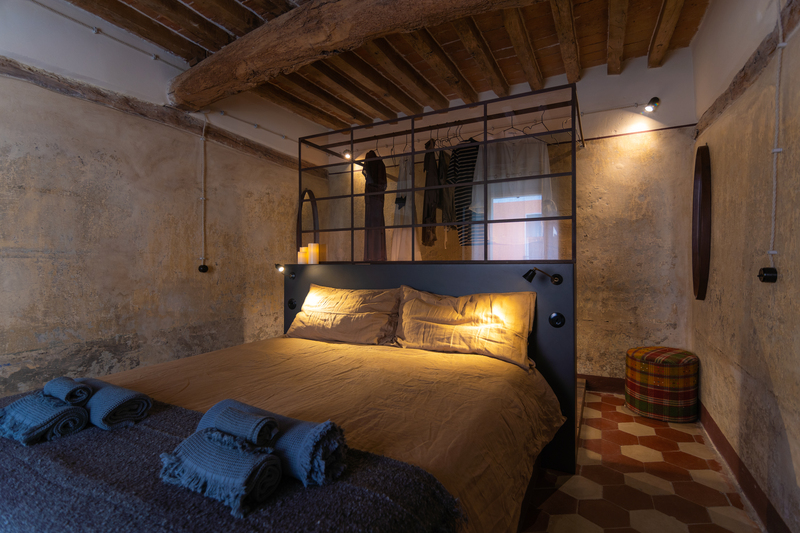 Dettaglio poltroncina e lampada camera da letto