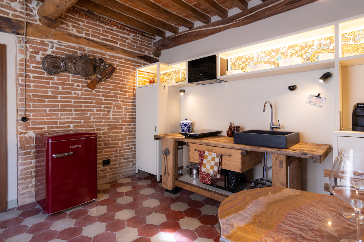 Ampia cucina attrezzata in stile country