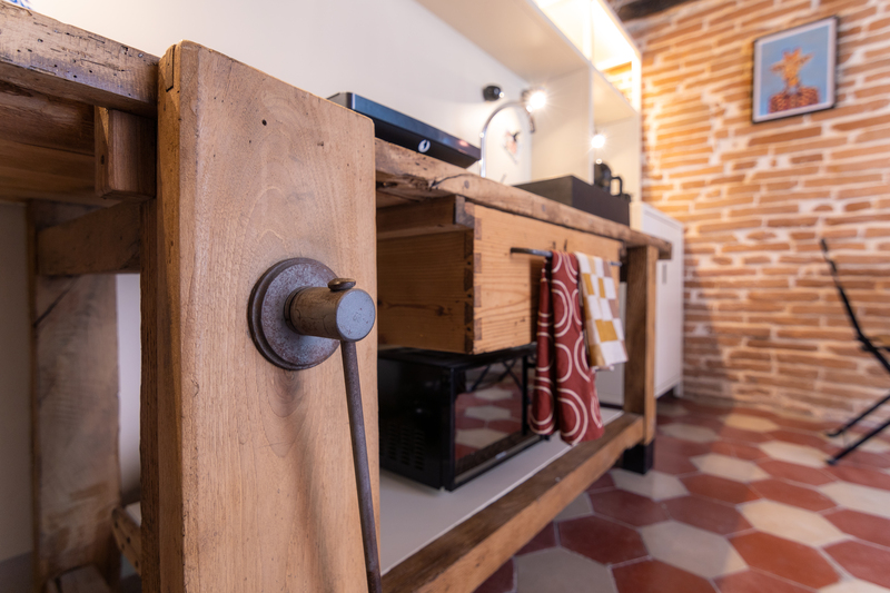 Dettaglio mobile in legno cucina con manopola in ferro