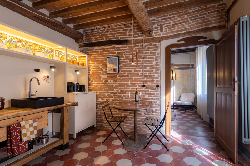 Vista cucina con parete in mattone